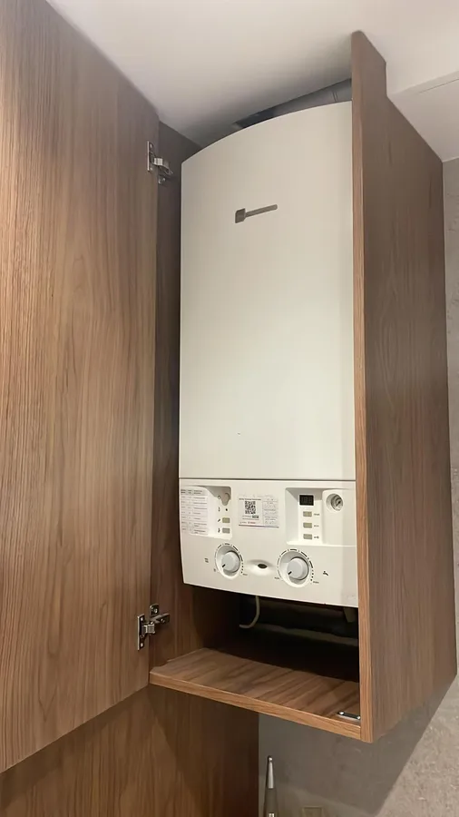 Chaudière murale gaz installée dans un placard cuisine